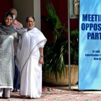 Mamata Banerjee with PDP leader Mehbooba Mufti at the Oppn meet