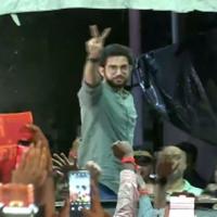 Aaditya Thackeray flashes the victory sign after reaching Matoshree last night