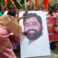 Shiv Sainiks beat a picture of Eknath Shinde with slippers