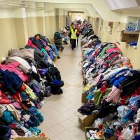 Polish peopl donate clothes at the Poland-Ukraine UN refugee relief camp