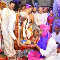 Andhra Pradesh Chief Minister Y S Jaganmohan Reddy offers prayers/Twitter