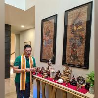The Singapore High Commissioner offers prayers