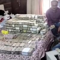 Police with recovered cash and gold from house of accused in Nagpur/ANI
