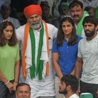 BKU Spokesperson Rakesh Tikait with wrestlers Vinesh Phogat and Sakshi Malik