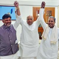 Congress chief Mallikarjun Kharge meets party leaders Siddaramaiah (right) and DK Shivakumar (left)