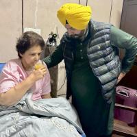 Congress leader Navjot Singh Sidhu with wife Navjot Kaur Sidhu/File image