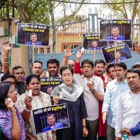 Atishi and AAP workers carrying insulin injections, stage a protest outside Tihar jail on Sunday