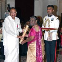 President Droupadi Murmu confers the Padma Vibhushan on ex-Vice President M Venkaiah Naidu in New Delhi/ANI Photo