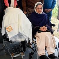 Former PM Manmohan Singh's wife Gursharan Kaur along with family members brings the ashes of her husband Gurdwara Majnu Ka Tila Sahib ahead of the immersion, in New Delhi on Sunday/ANI Photo