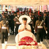 Rahul pays his last respects to Dr Singh