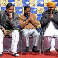 AAP leaders protest the mayoral polls