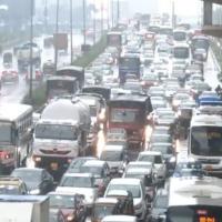 Traffic congestion on Eastern Express Highway towards Mumbai today