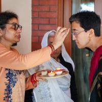 Atishi takes the blessings of Sisodia's wife and mother