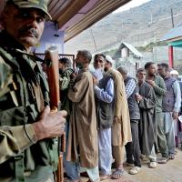 Voters queue up at a polling station in Bandipora, north Kashmir/Sanna Irshad Mattoo/Reuters