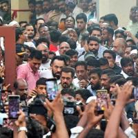 Salman Khan pays his respects to Baba Siddique