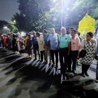 People form a 'human chain' to protest the RG Kar horror