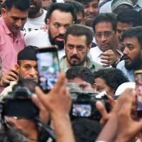 Salman Khan en route to pay homage to Baba Siddique