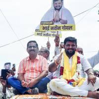 Rebel BJP leader Naveen Goyal on way to file nomination papers/ANI crown