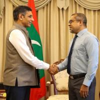 Maldives Foreign Minister Abdulla Khaleel (right)