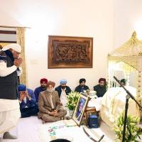 Congress president Mallikarjun Kharge pays tribute to former PM Dr Manmohan Singh during Akhand Path kept in his memory, at his residence in New Delhi on Friday/ANI Photo