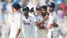 PIX: South Africa implode after steady start on Day 1