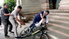 OOPS... DKS Falls Off A Cycle!
