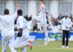 PHOTOS: NZ throw away wickets to give England hope
