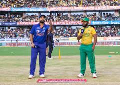 Will Pant toss with right hand in SA series-decider?