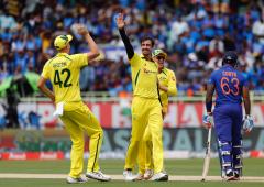 Starc puts on bowling exhibition to keep Aus alive