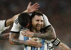 Messi leads Argentina win in 1st game as world champs