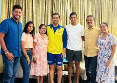 Dhoni Meets Pathirana's Family