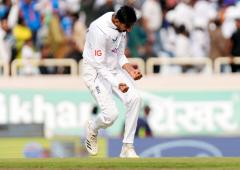 4th Test PIX: Bashir leaves India in a mess on Day 2