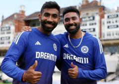 All Smiles For Team India At Oval
