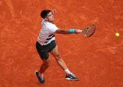 Alcaraz rallies to move into French Open quarters