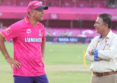 What are Dravid and Gavaskar talking about?