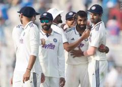 PIX: South Africa implode after steady start on Day 1