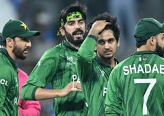 'Beta, Perform!' Afridi Publicly Schools Shadab