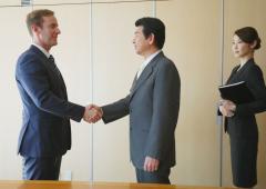 Build Your Charisma: 6 Tips On Shaking Hands