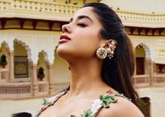 Is This Janhvi, Ananya's Fave Wedding Accessory?