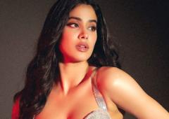 Janhvi Kapoor, Alia Bhatt Love This Bold Neckline