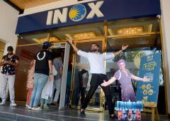 SRK Fans Pack Cinema in Kashmir