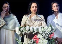 Hema Malini Gets Emotional At Dharmendra's Prayer Meet