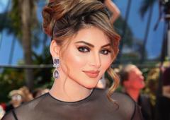 Urvashi Suffers Wardrobe Malfunction