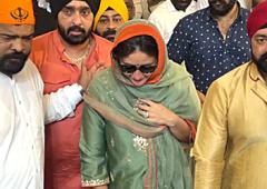 Kareena, Neha, Nimrat Visit Gurdwaras