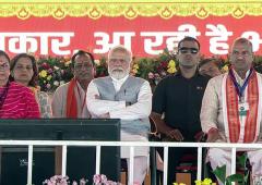 Modi, Vasundhara's Faces Say It All! 
