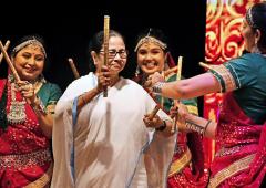 Ever Seen Didi Playing Dandiya...
