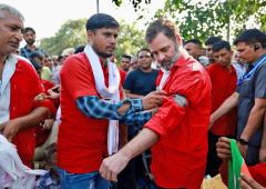 Rahul turns coolie, lifts luggage at Delhi station