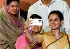 Kangana's Selfie In Session