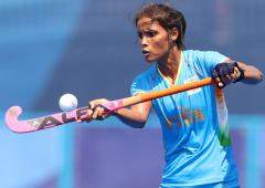 Katariya 'tricks' as India women make hockey quarters