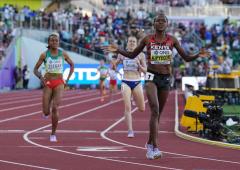Coe 'blown away' by brilliant women's 1500m
